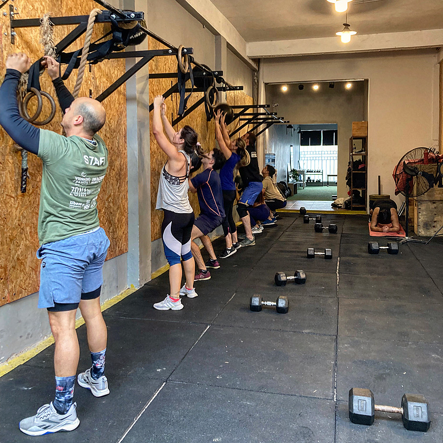 Atleta entrenando peso muerto con barra olímpica en Alfa Gym Corrientes